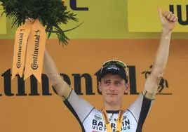 Matej Mohoric celebra su victoria en la decimonovena etapa del Tour.