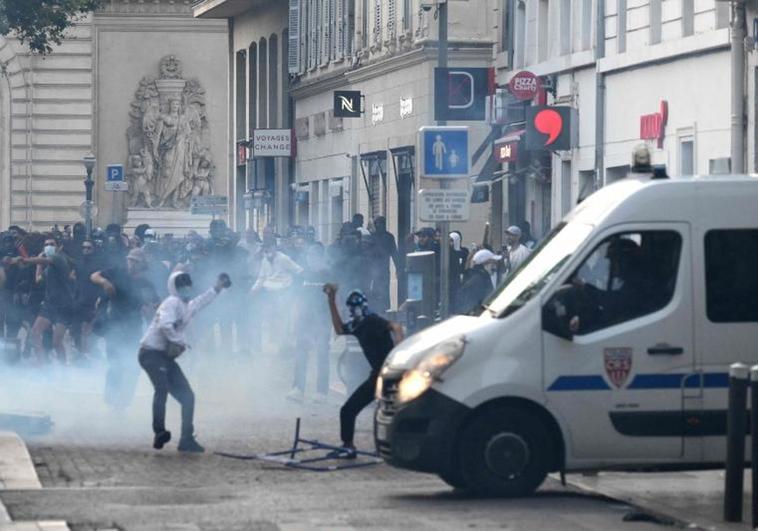 Cuatro policías acusados por dar una paliza a un joven en Marsella durante los disturbios