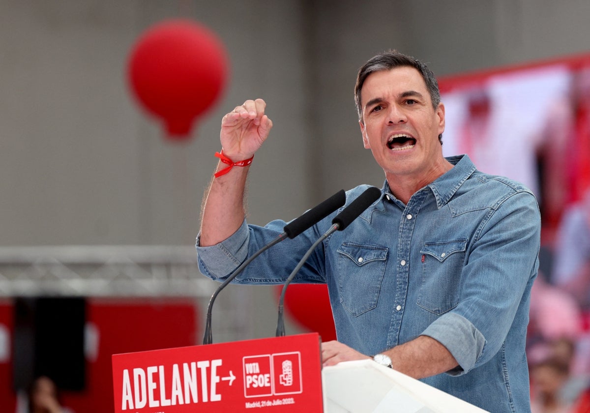 Sánchez anoche en el acto de cierre de su campaña en Getafe (Madrid).