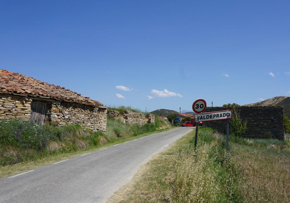 La entrada a Valdeprado, desde la carretera que conecta con San Pedro Manrique.