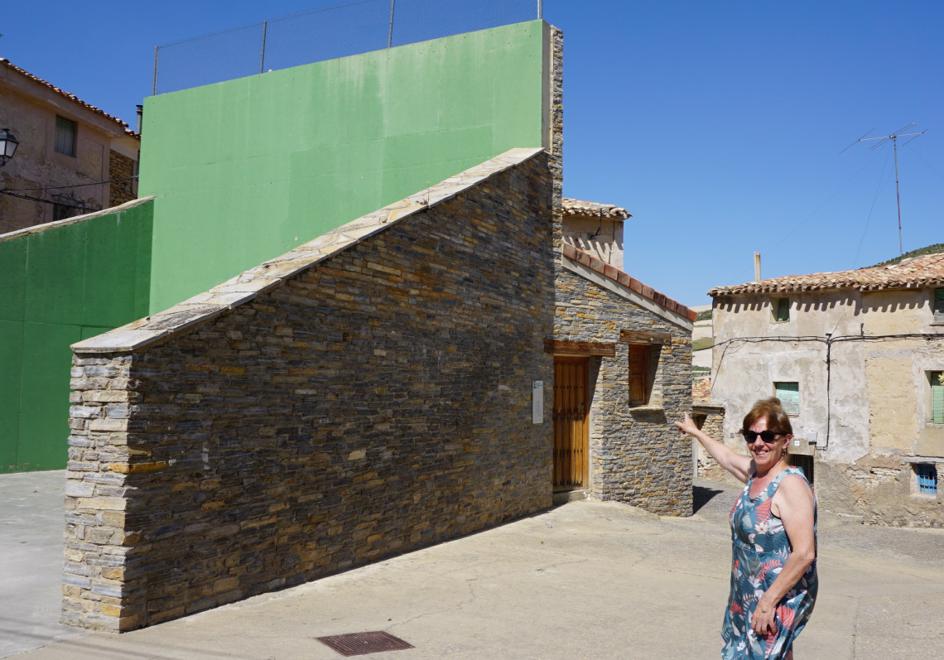 Maricarmen Verdejo, natural de León pero casada con Jesús Ruiz, originario de Valdeprado, durante la visita por la localidad soriana.