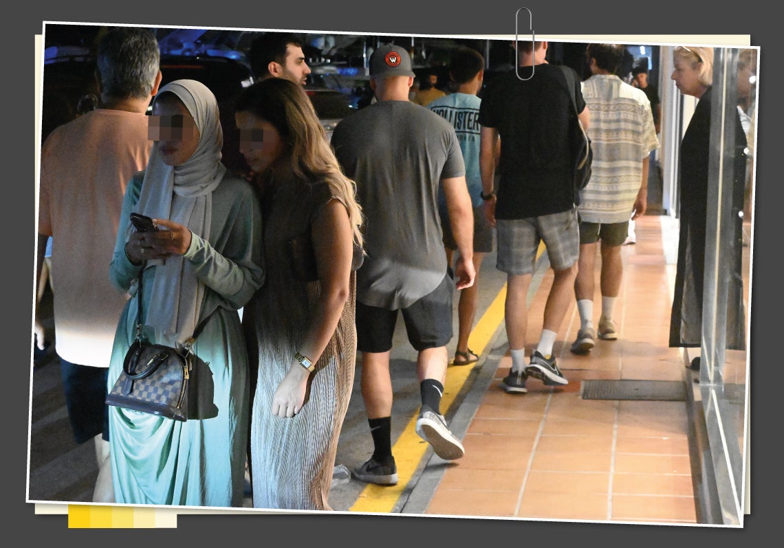 Los seleccionan al azar, aunque tiene preferencia por turistas en estado de embriaguez.