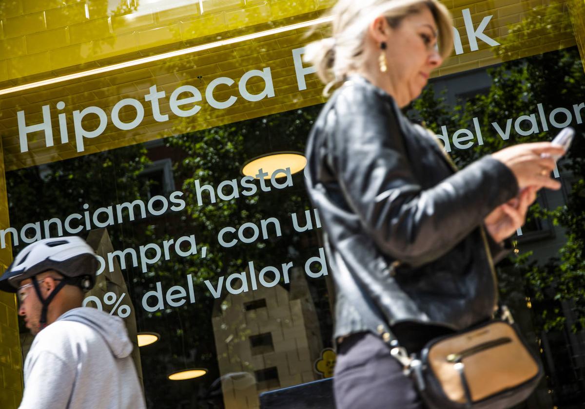 Escaparate de un banco con oferta hipotecaria.