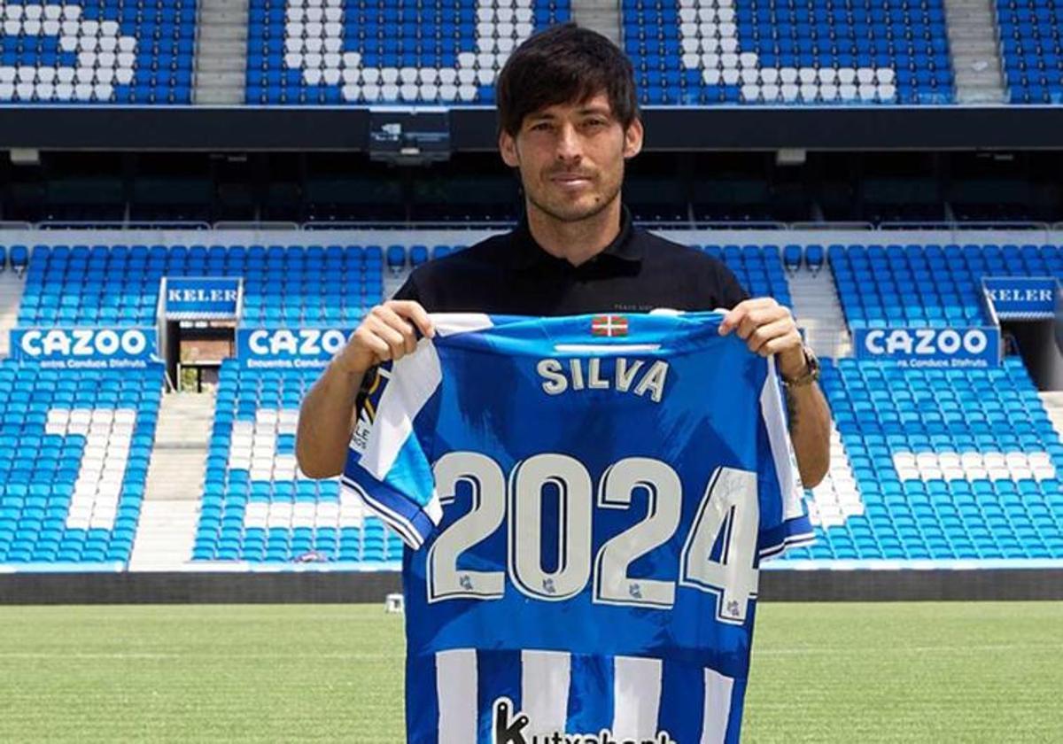 David Silva, cuando el pasado mayo se anunció su renovación por un año más con la Real.