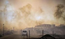 El humo de los incendios penetra en uno de los doce asentamientos evacuados.