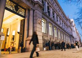 Colas en el Banco de España para comprar Letras del Tesoro.