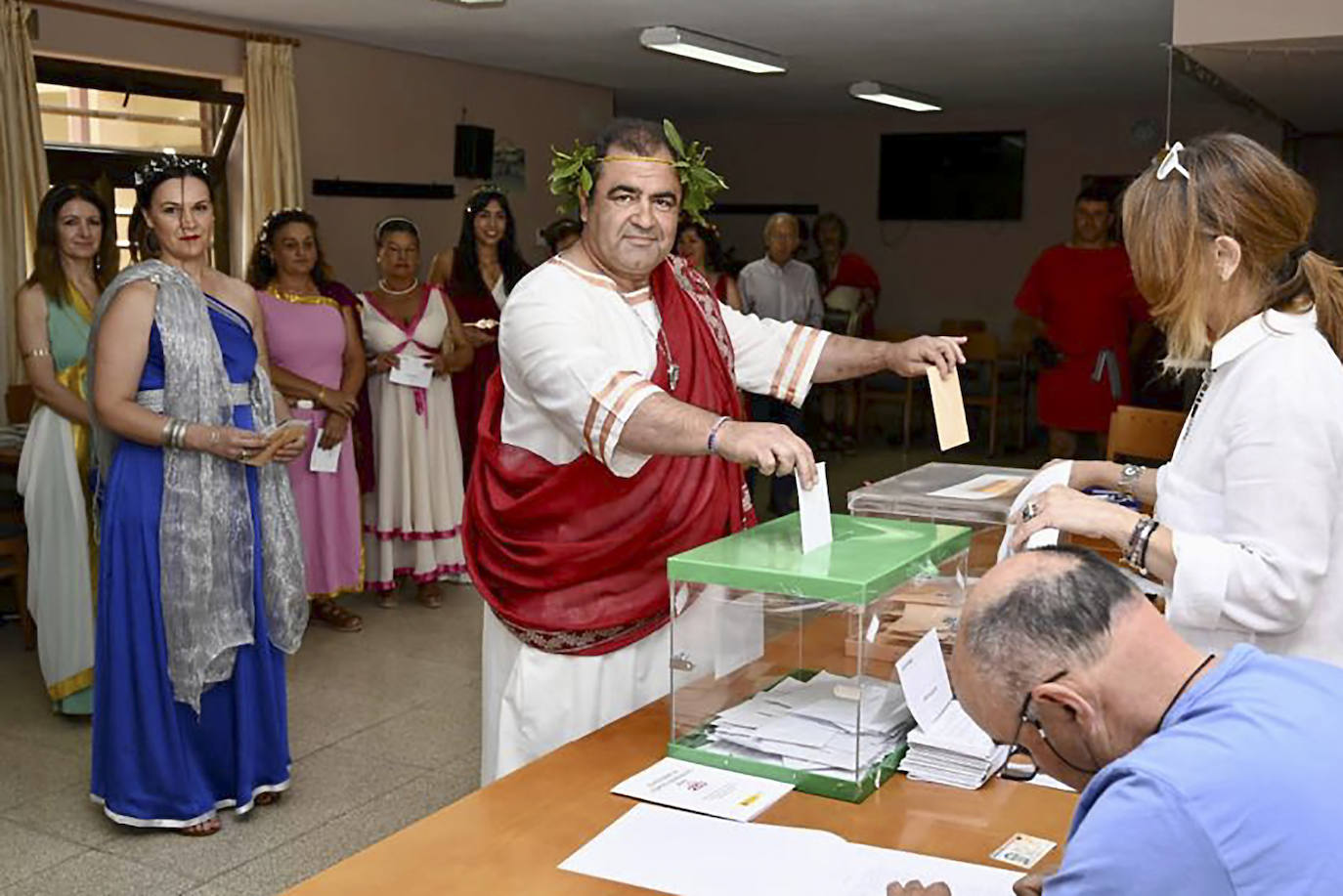 El alcalde del municipio palentino de Saldaña, Adolfo Palacios (PP), vota vestido de emperador romano, acompañado de un séquito de soldados y mujeres también disfrazadas, al coincidir la jornada electoral este domingo con el tradicional Mercado Romano que se celebra cada año en el pueblo.