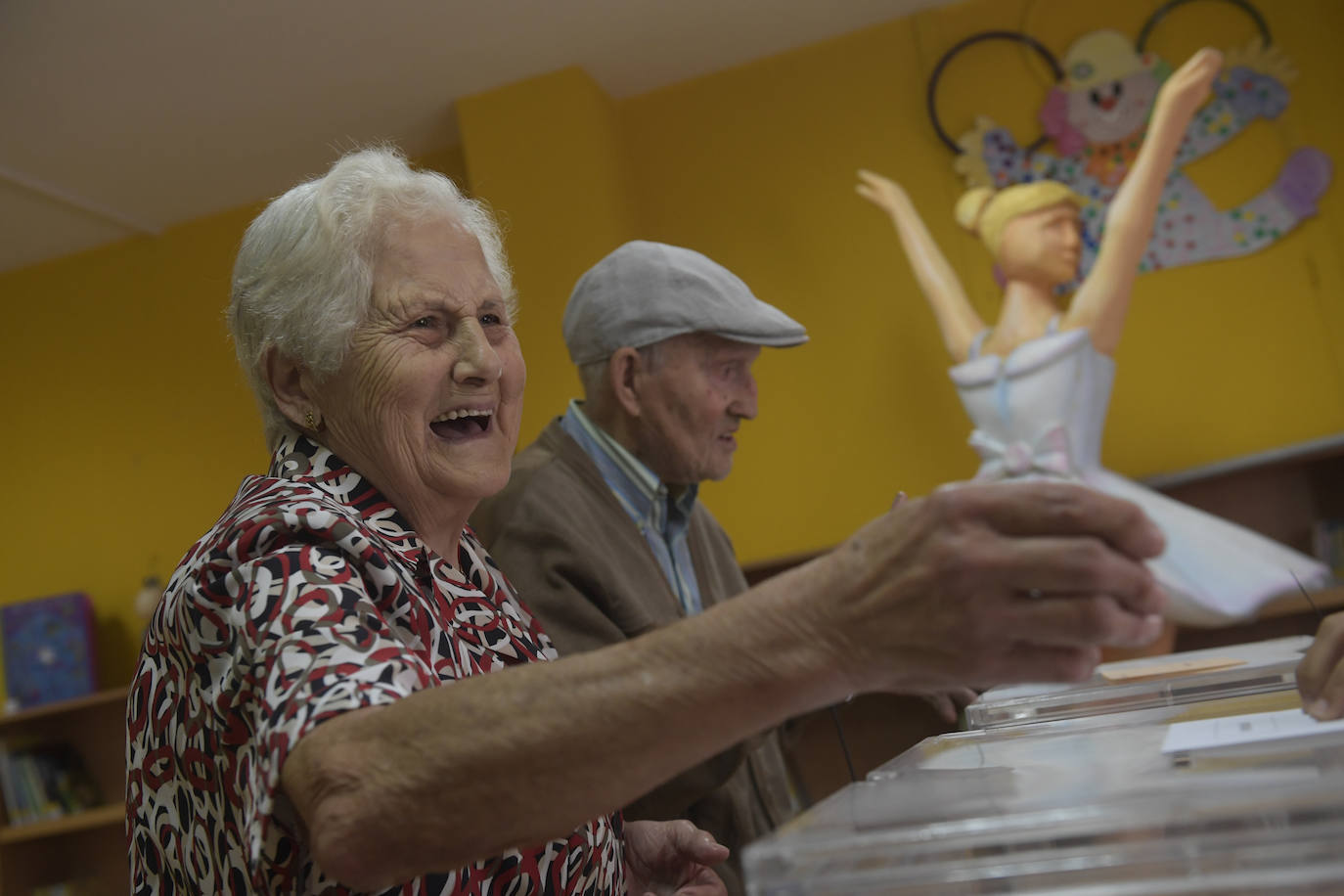 Una pareja de ancianos ejerce su derecho al voto en las elecciones generales en un colegio de Avilés.