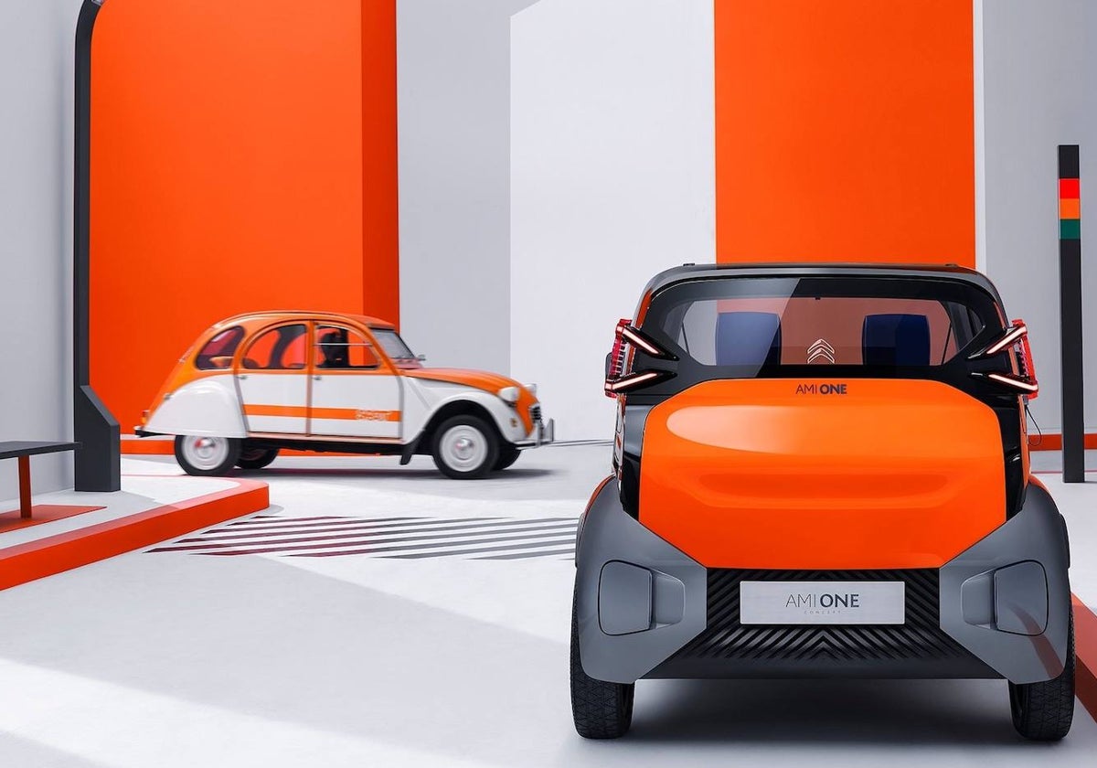 Un ejemplo de cómo disponer del tamaño necesario, el veterano Citroën 2CV junto al Ami concept eléctrico