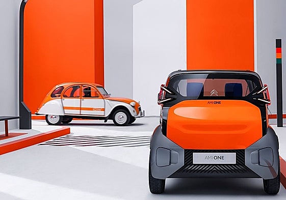 Un ejemplo de cómo disponer del tamaño necesario, el veterano Citroën 2CV junto al Ami concept eléctrico
