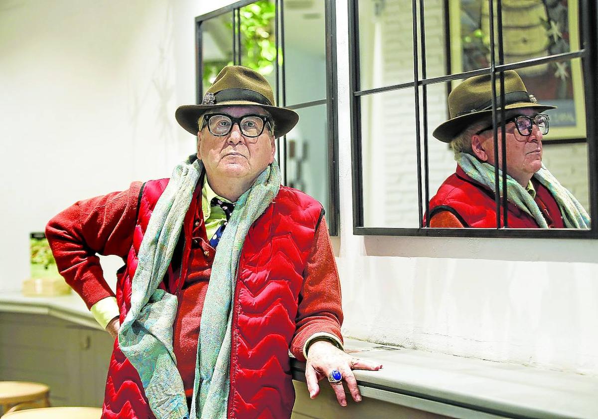 Luis Antonio de Villena, fotografiado en Madrid al final de la entrevista.