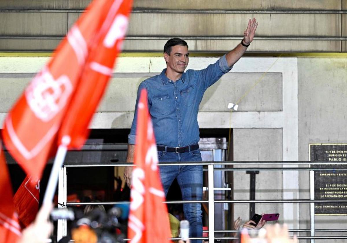 Pedro Sánchez celebra el resultado desde la sede socialista.