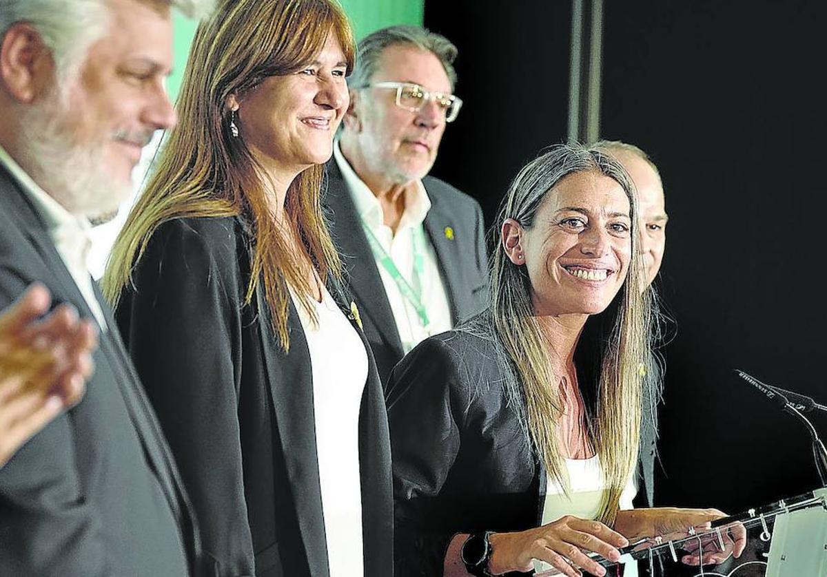 La cabeza de lista de Junts, Miriam Nogueras (c), acompañada de la presidenta del partido, Laura Borràs (i), y el secretario general, Jordi Turull (d).