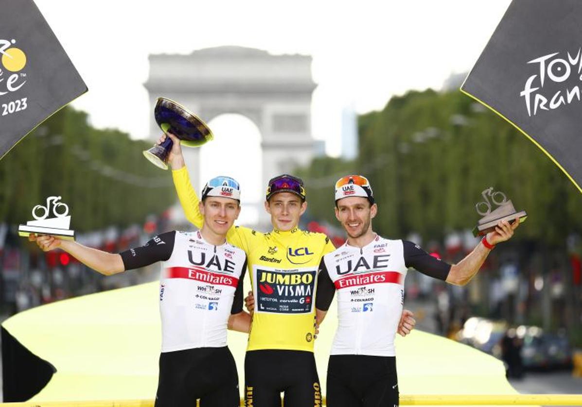 Jonas Vingegaard, junto a Tadej Pogacar y Adam Yates en el podio final del Tour 2023.