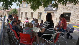 A mediodía, los visitantes del pueblo se reúnen en el único bar a la sombra a comer caracoles y tomar el vermut.