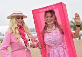 Dos fans de Barbie disfrazadas como la muñeca en la Comic-Con de San Diego (California).