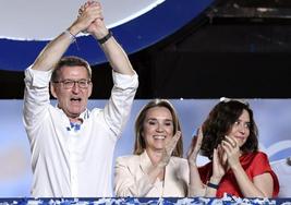 El presidente del PP, Alberto Núñez Feijóo, celebra su victoria en el balcón de Génova junto a Cuca Gamarra e Isabel Diaz Ayuso.