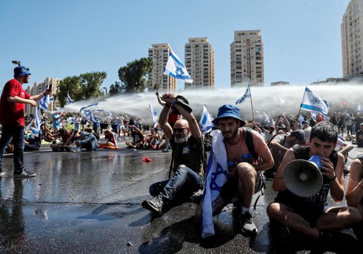 La Policía israelí utilizó cañones de agua para disolver las concentraciones frente al Parlamento.