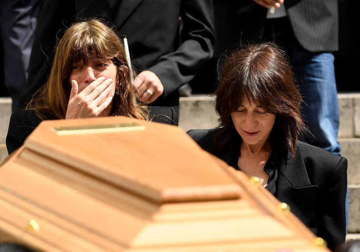 Lou Doillon y Charlotte Gainsbourg, hijas de Jane Birkin, en su funeral en París.