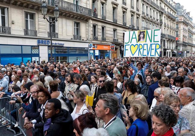 Una multitud se acercó a la iglesia de Saint-Roch a despedir a Jane Birkin.