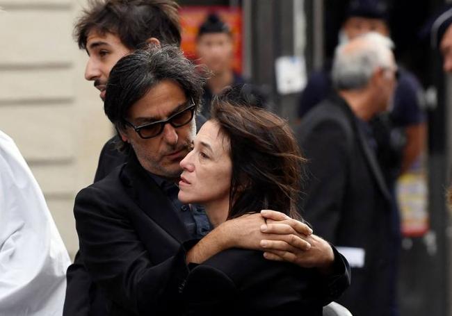 El actor y director Yvan Attal, marido de Charlotte Gainsbourg, consuela a la actriz.