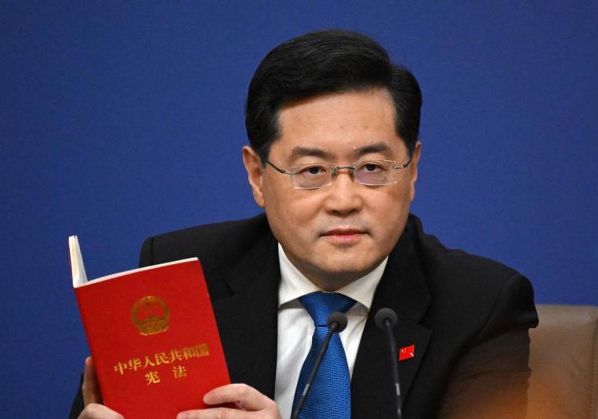 Gang sostiene la Constitución china durante una rueda de prensa ofrecida en marzo.