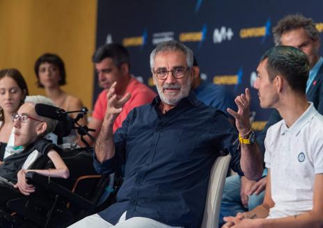 Imagen secundaria 1 - Árriba, Fran Fuentes y Elisa Hipólito se abrazan durante la rueda de prensa. Debajo, Javier Fesser interviene, junto a Brianeitor y Sergio Olmos, y Gloria Ramos posa ante las cámaras.