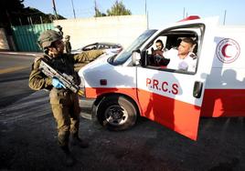 Paramédicos llegan al lugar donde se produjo el tiroteo que acabó con la vida de tres palestinos en Nablús.