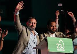 El líder de Vox, Santiago Abascal, junto al secretario general del partido, Ignacio Garriga.