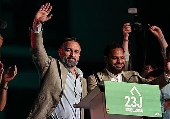 El líder de Vox, Santiago Abascal, junto al secretario general del partido, Ignacio Garriga.