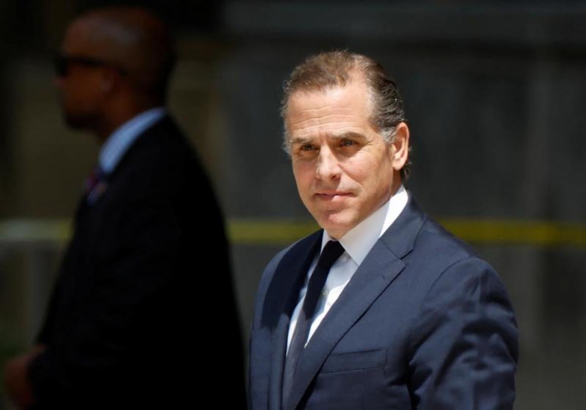 Hunter Biden sale de la corte federal tras la audiencia celebrada este miércoles en Delaware.