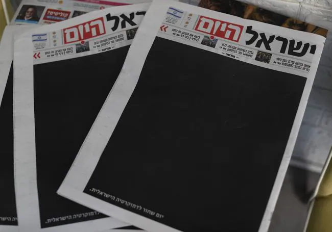 Ayer los periódicos israelíes se publicaron con sus portadas en negro.