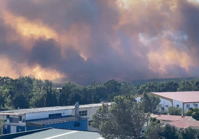 El fuego de Cascais deja enormes columnas de humo.