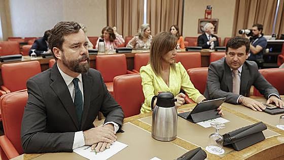 Vox intenta marcar perfil al animar al PP a buscar tránsfugas entre los socialistas