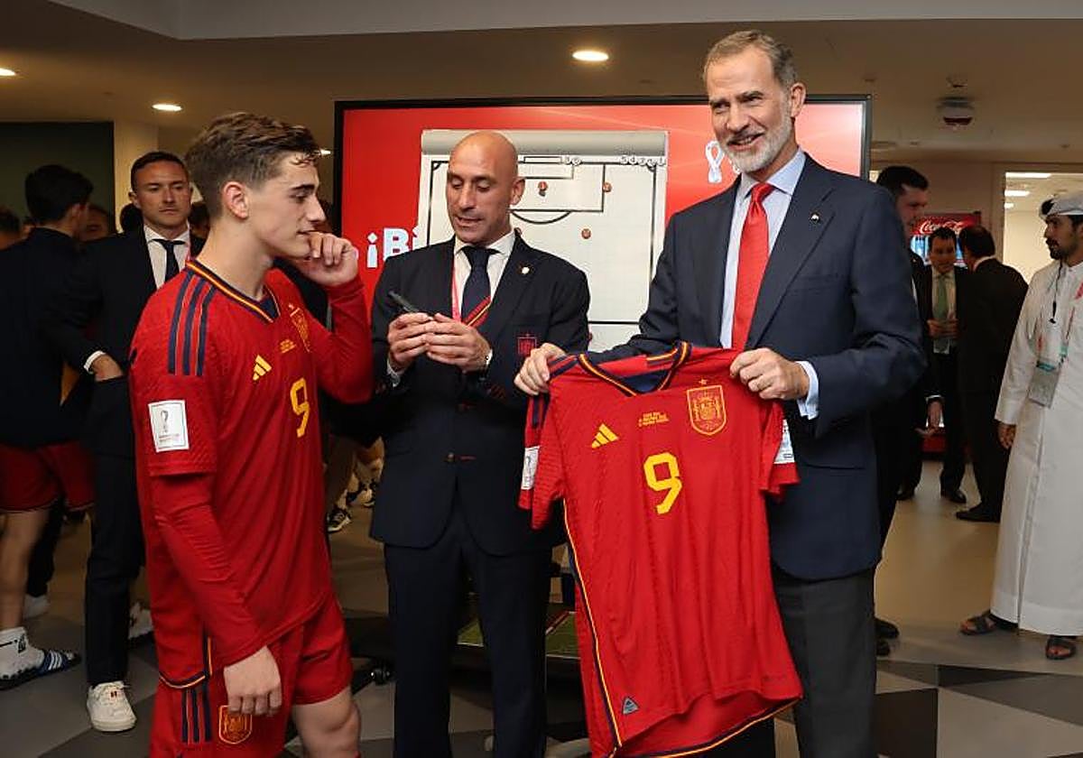 Raquetas, bolsos, camisetas y un botijo para la Familia Real