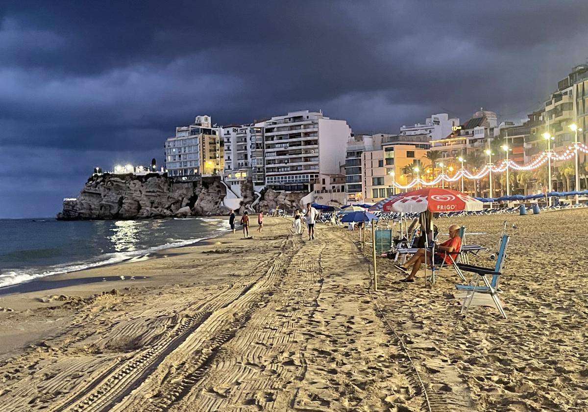 La guerra de sombrillas en Benidorm: «Si los británicos quieren primera línea que madruguen»