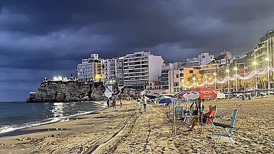 La guerra de sombrillas en Benidorm: «Si los británicos quieren primera línea que madruguen»