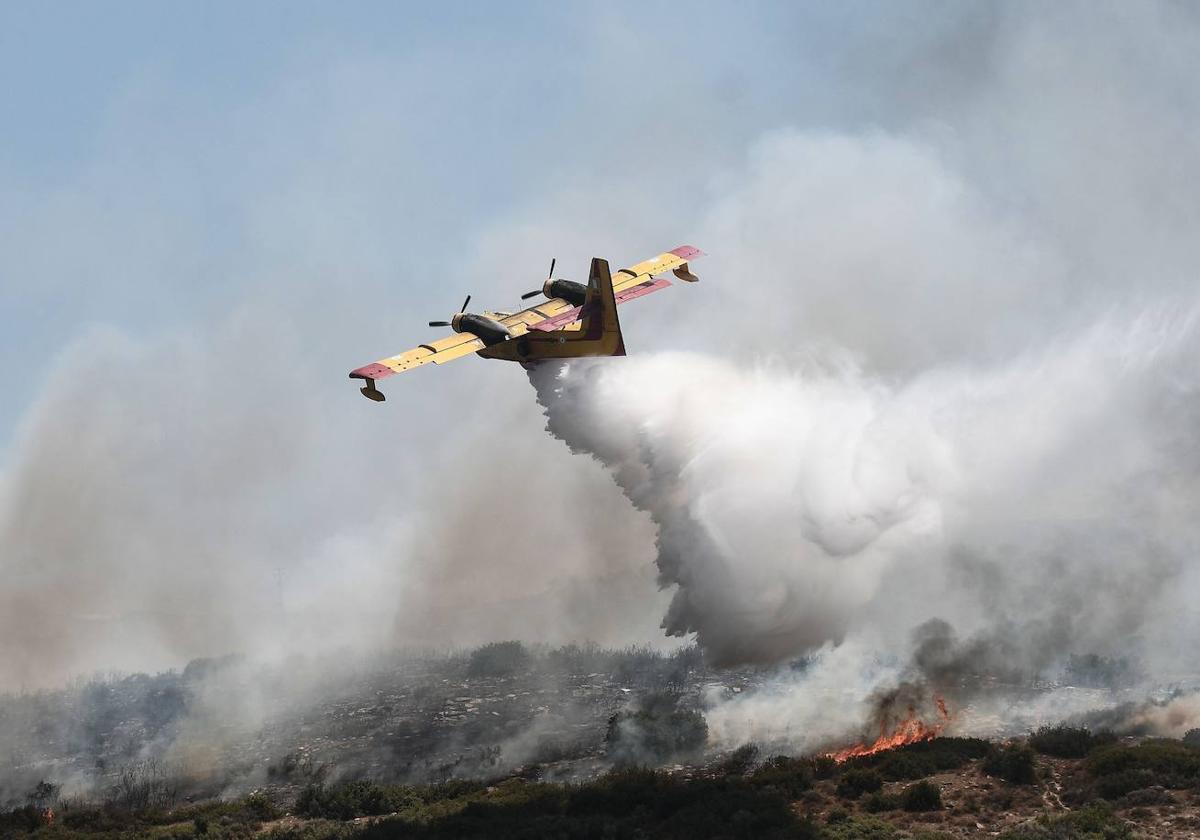 La ciudad portuaria de Volos soportaba este jueves uno de los peores incendios de Grecia.