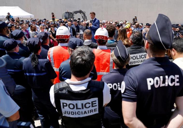 La Policía desafía a Macron por encarcelar a un agente acusado de violencia durante los disturbios
