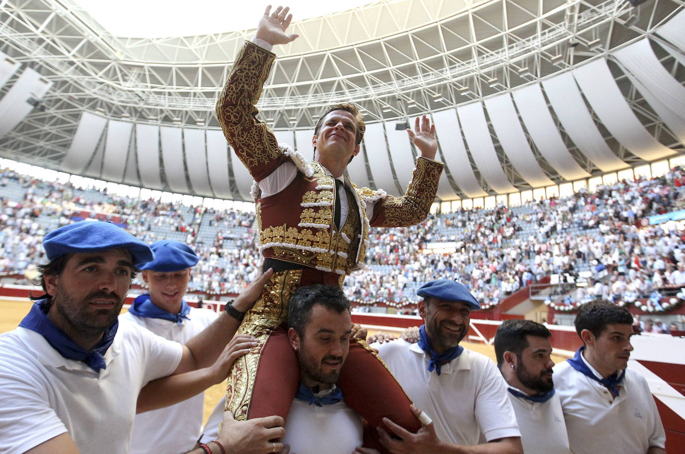 Salida a hombros tras cortar dos orejas a su primer toro durante su actuación en el coso de Illumbe de San Sebastián en 2016