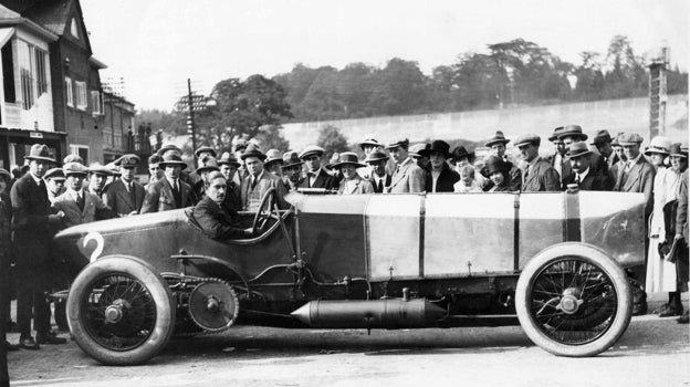 El Conde Zborowski en Brooklands, al volante del Chitty I