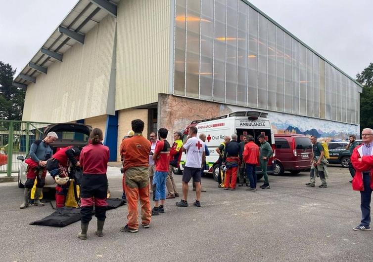 Los rescatadores logran extraer el cuerpo del espeleólogo francés fallecido en Cantabria
