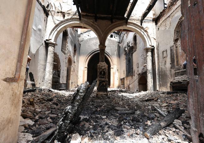 Interior del convento de Santa Maria di Gesu, en la localidad siciliana de Messina, devorado por el fuego.