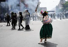 Fuerzas antidisturbios intentan dispersar a manifestantes durante una protesta este viernes en Lima para exigir la dimisión de Boluarte.