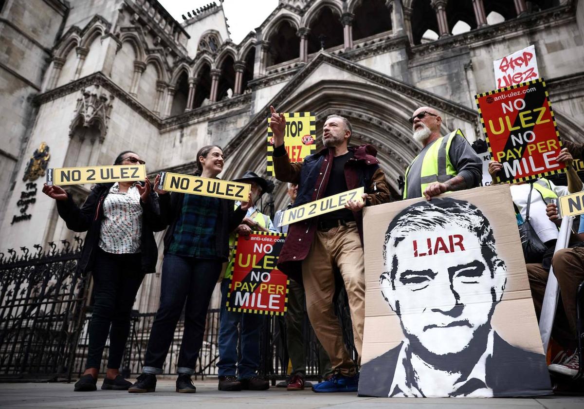 Varias personas protestan contra la zona de bajas emisiones (Ulez) a las puertas de la Tribunal Supremo de Reino Unido.