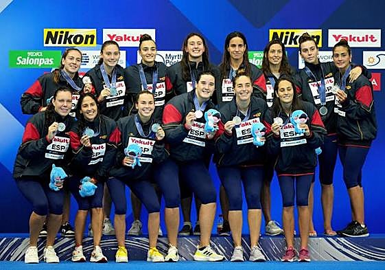 Las jugadoras de la selección española de waterpolo posan con la medalla de plata conquistada en el Mundial.