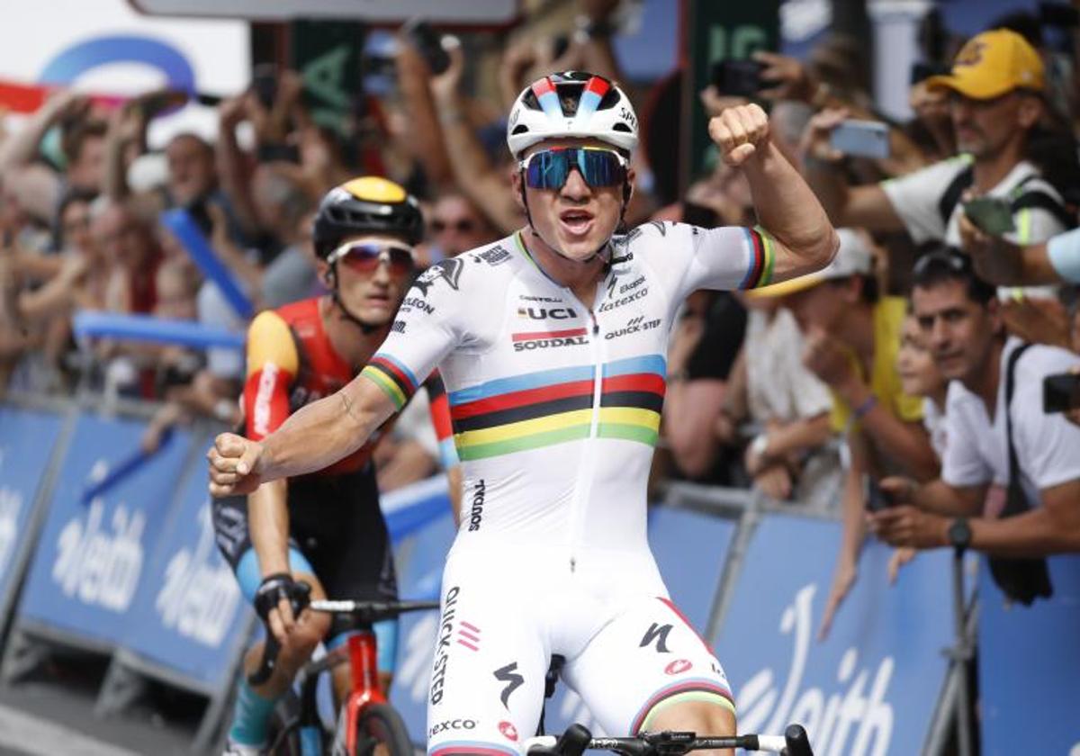 El belga Remco Evenepoel celebra su victoria en Donosti.