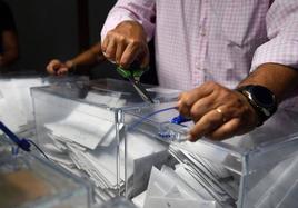 Trabajadores de la Junta Electoral durante el recuento del voto CERA.