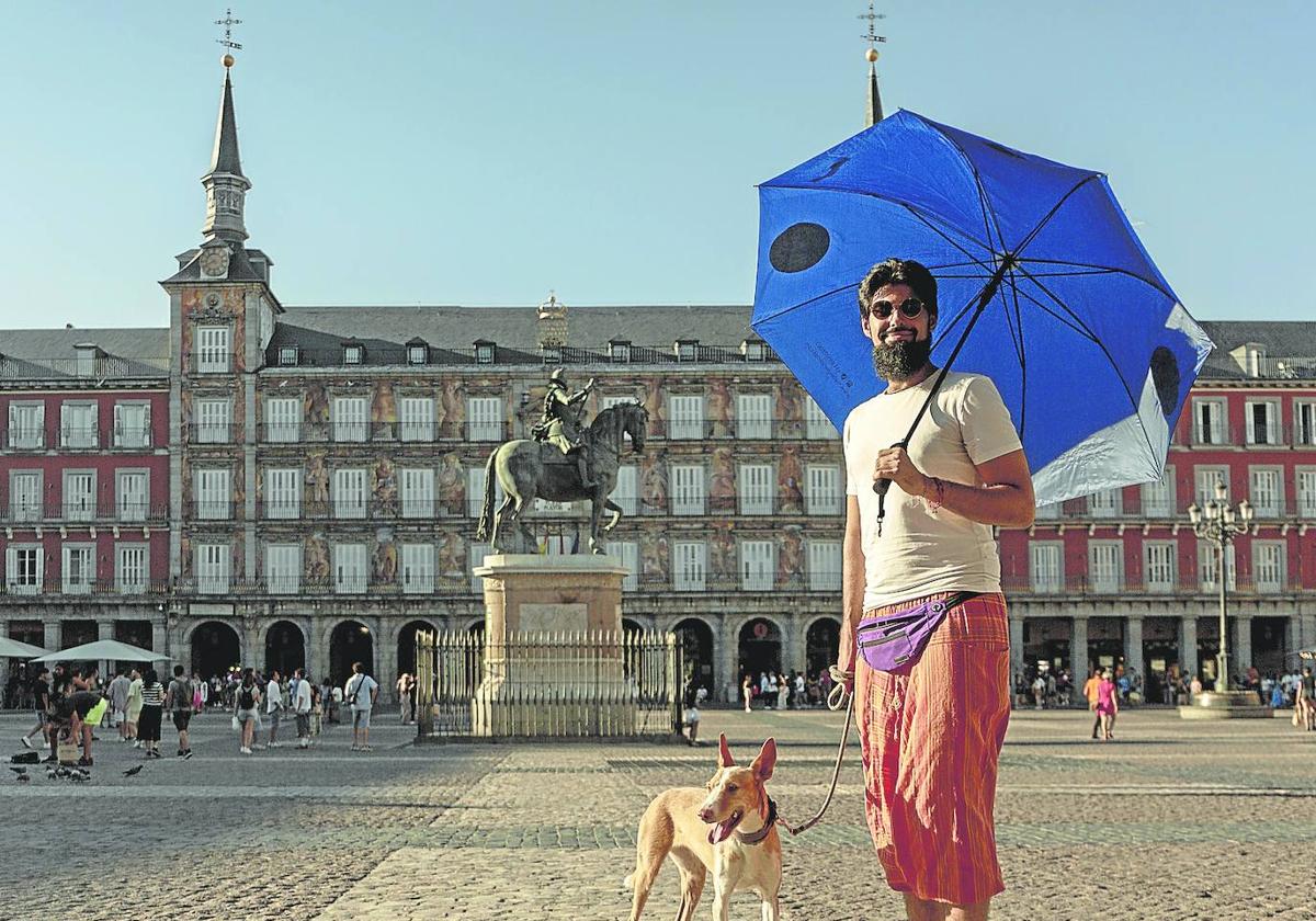 Víctor Bernardo antes de llevar a un grupo de turistas por el barrio de las Letras de Madrid.