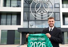 Arnau Tenas, con su nueva camiseta del campeón francés.